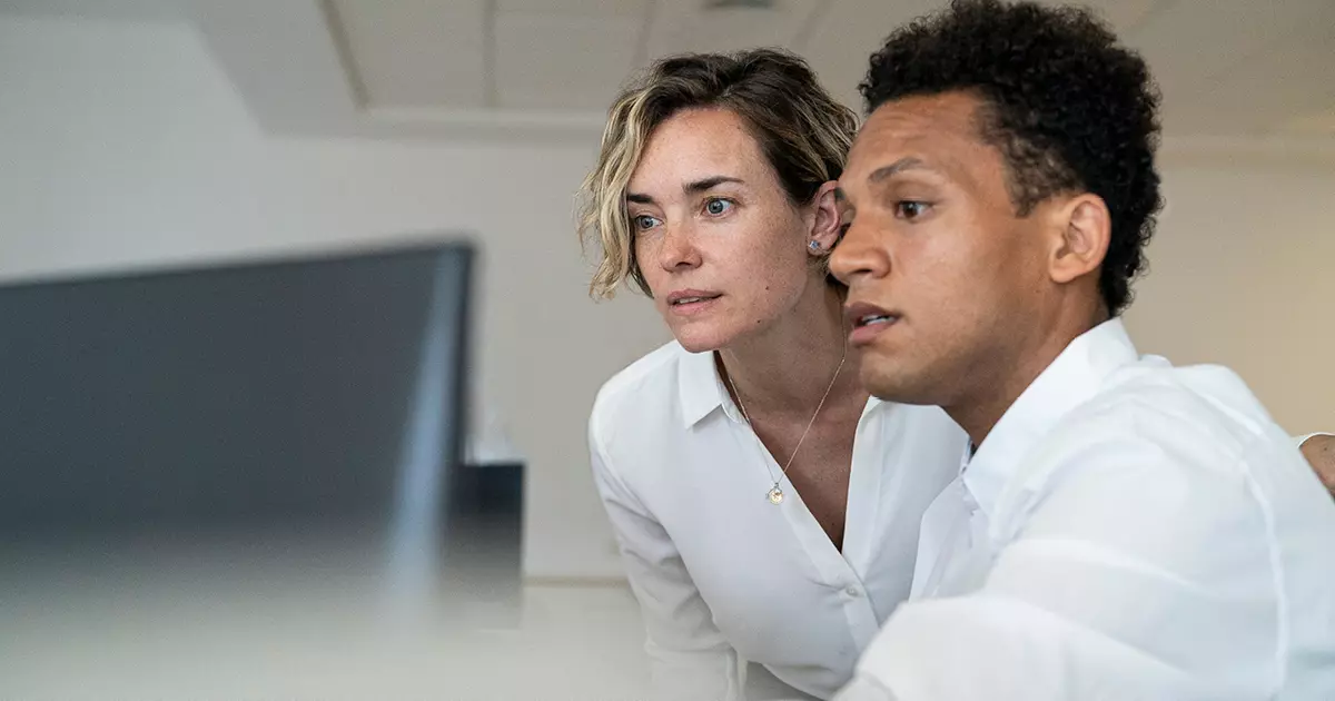 Intranet employee engagement - man and woman using a computer together